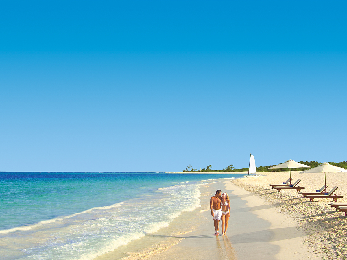 Koppel loopt op het strand langs de kustlijn